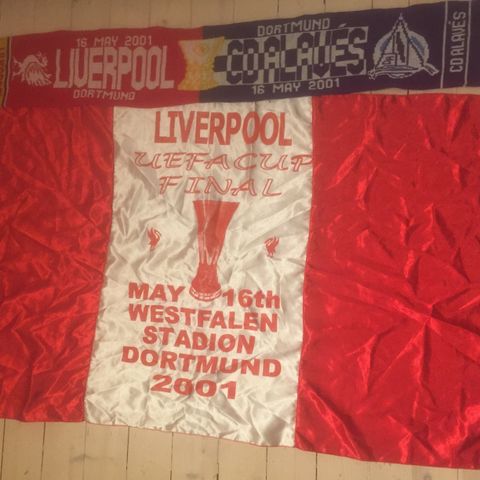 Liverpool - stort flagg og skjerf fra UEFA cupfinalen 2001