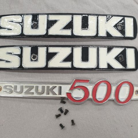 Suzuki T 500  tank / deksel emblemer m skruer