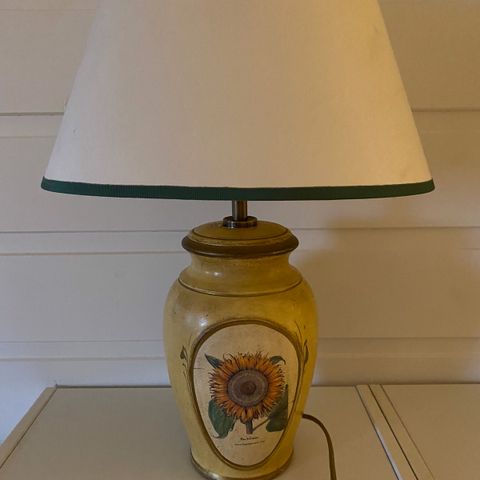 Bordlampe i keramikk