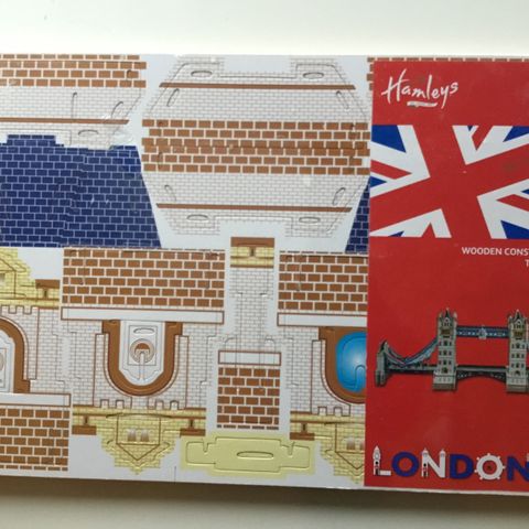 Nytt Hamleys byggesett i tre. Tower Bridge. Wooden construction set.