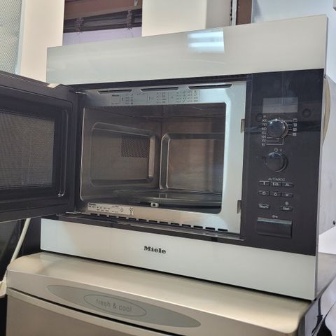 Miele mikrobølgeovn Fri frakt Miele M 8261-2