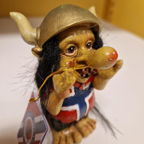 Troll figur med norsk flagg