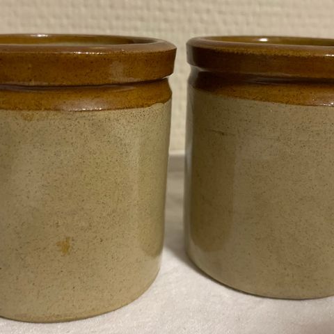 To små keramikk krukker