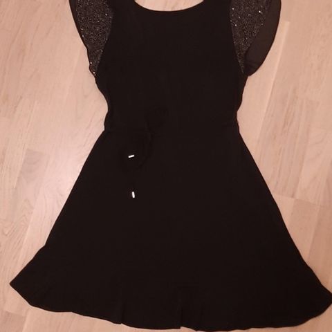 Pent brukt sort kjole med paljetter