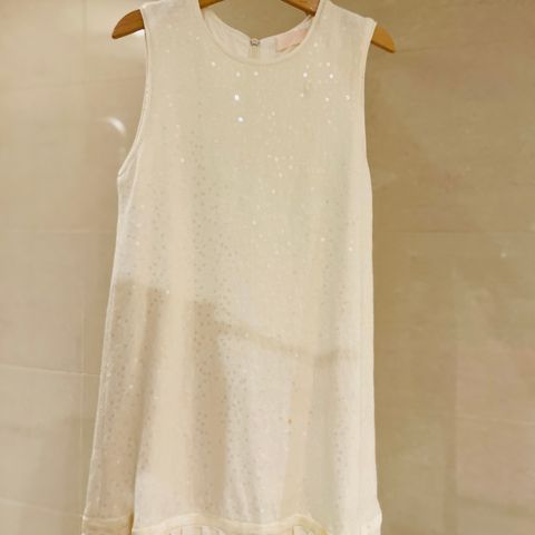Nydelig hvit strikke kjole med paljetter!