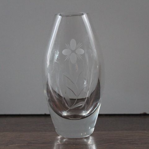 Eldre vase i etset glass