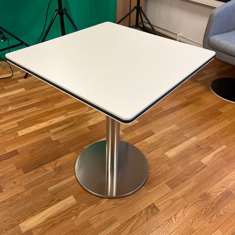 Andersen Furniture bord, 65cm bredde og dybde, selges til kanonpris!