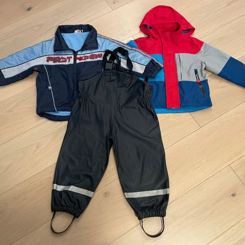 To jakker, bukser, gensere og regnbukser Helly Hansen. Str. 86/92