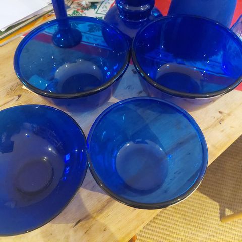 Koboltblå skåler vase kaffekanne og vannskål