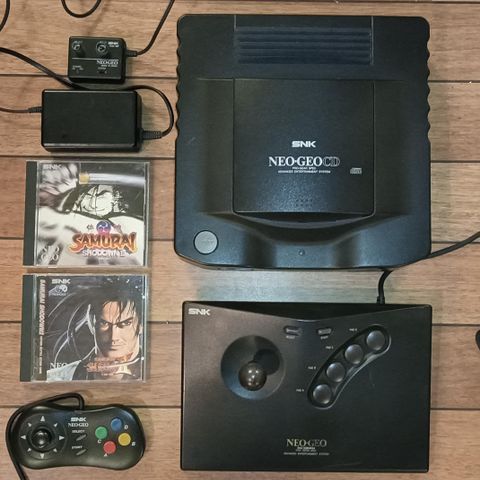 Meget sjeldent! Europeisk PAL Neo Geo CD pakke med 2 kontrollere og (Samurai Sho