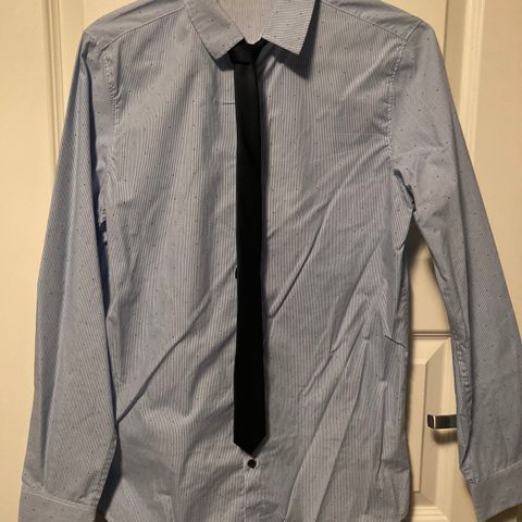 Fin skjorte med slips str 170