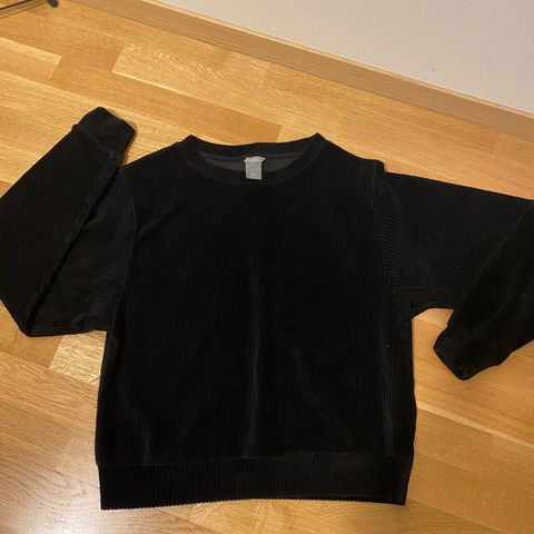 Lite brukt svart genser av velour fra Lindex selges, Str. M