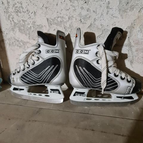 Fine CCM hockey skøyter i størrelse 30