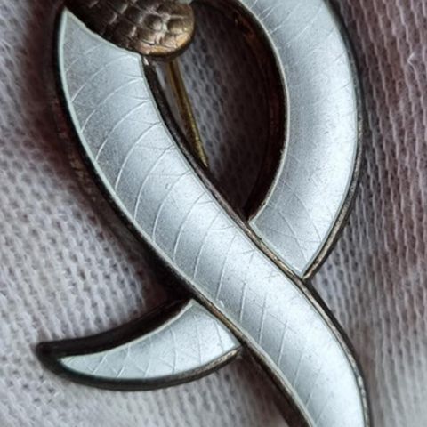 Stor brosje  / nål i sølv med emalje