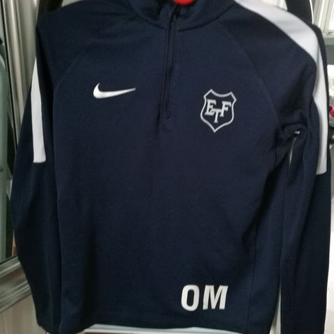 Nike zipjakke 150kr (147-152 str)