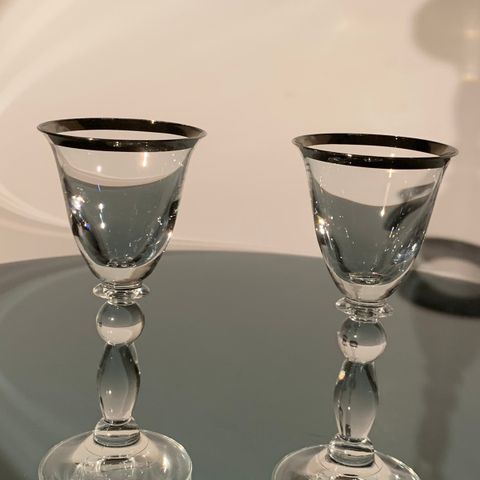 Elegante likørglass med gullkant