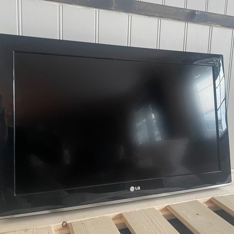 32 tommer LG TV med veggstativ