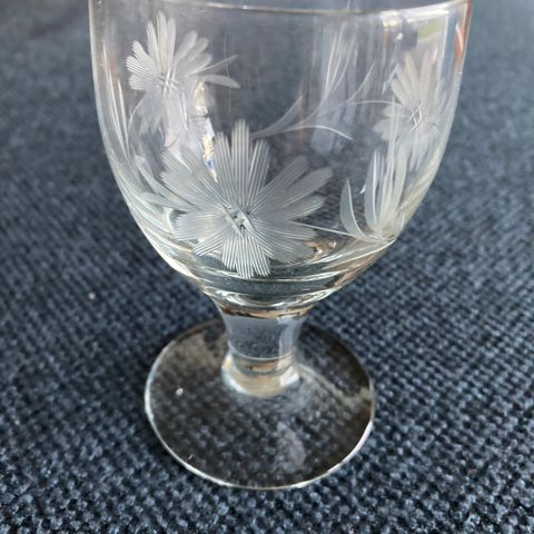 Gamle vinglass med gravert blomstermotiv