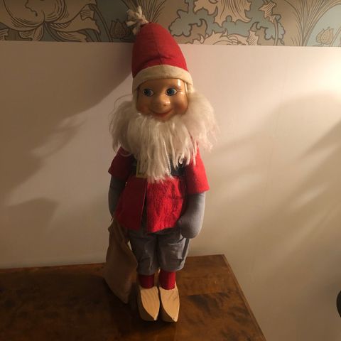 Stor, gammel, sjarmerende Nisse med tresko