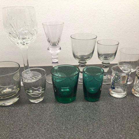 Diverse drikkeglass - store (75kr) og små (30kr)