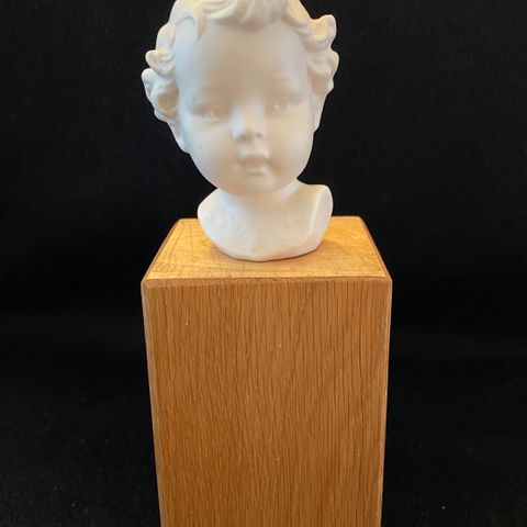Vintage/Antikk ‘Goebel’ miniatyr buste av gutt i biscuitporselen tidl. 1900 tall