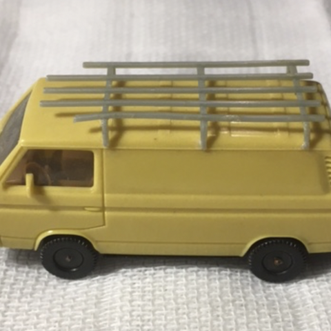 1/87. VW Transporter T3. med takgrind. gul.  Herpa.