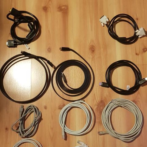 Pakke med 11 kabler (Ethernet, hdmi, dvi og vga)