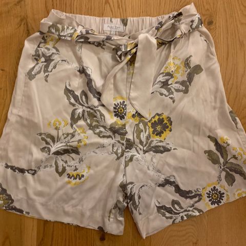 Shorts PART TWO str 36, selges kr 330,-