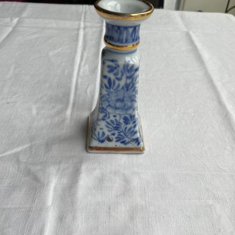 Håndmalt blå/hvit lysestake med korianderblomster og gulldekor
