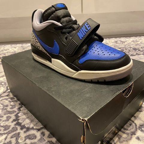 Jordan Legacy 312 Low, Black Navy, str. 42,5