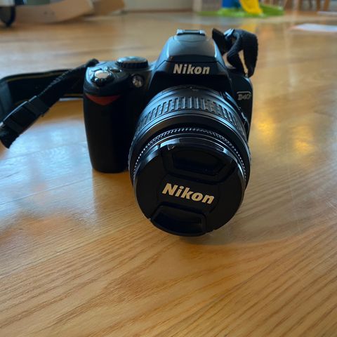 Nikon D40 speilreflekskamera med to linser og sekk.