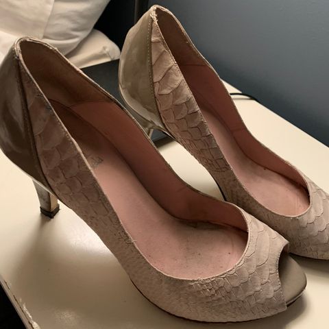 SI by Sinela høyhælte sko / pumps. Beige, brun, grå og rosa farger. Str 38