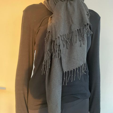 Hugo Boss skjerf / sjal