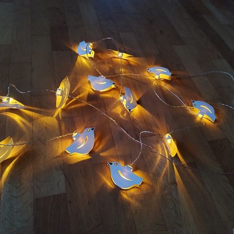 LED-lyslenke med 12 fugler