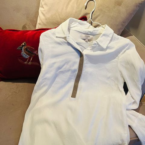 Rålekker hvit bluse/skjorte med gulldetalj - Str 36