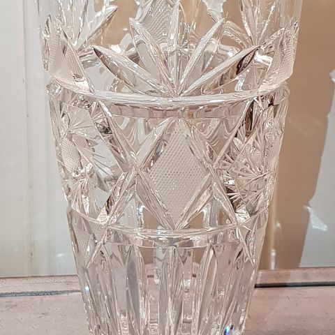 Flott krystallvase 18.5 cm høy.