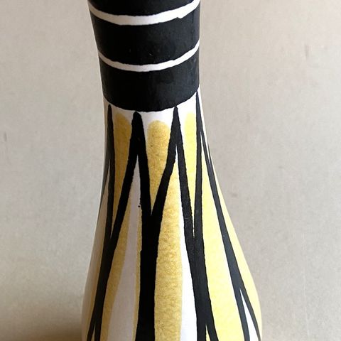 Vase. Stilren fin vase med spesiell dekor.