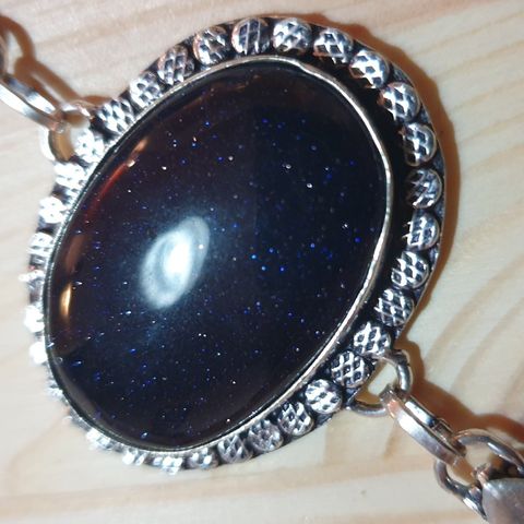 Armbånd i sølv 925 med blå Solsten. Stenen som glitrer som en stjernehimmel.