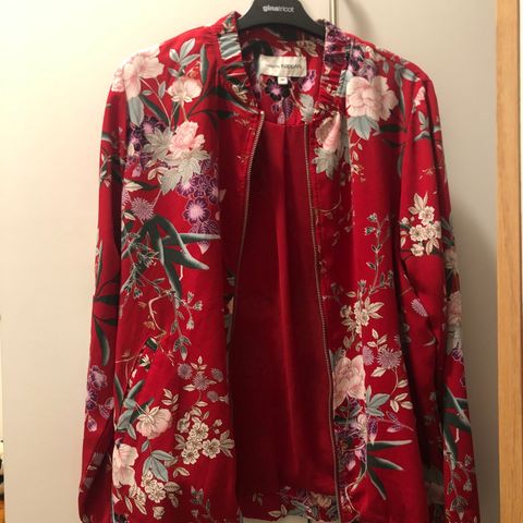 Rød jakke med vakkert blomsterdekor