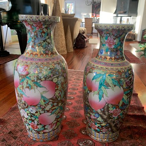 2 kinesiske vaser. Kjøpt i Peking 1985.