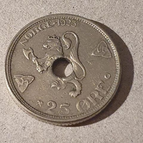 Norsk 25 øre mynt med hull 1923