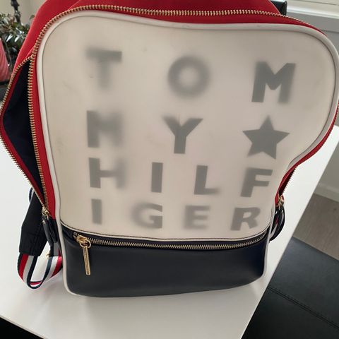 Pen ryggsekk fra Tommy Hilfiger selges