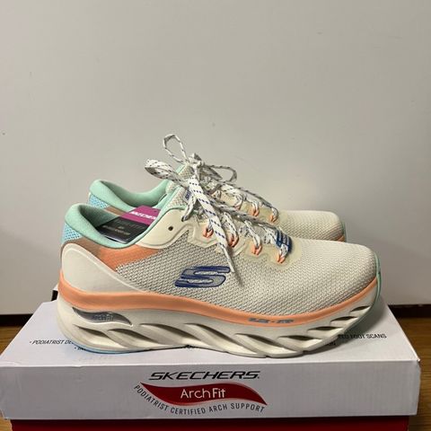 Skechers Arch Fit Glide-Step - Highlighter Str 38! Kan kjøpe for 1499 kr.