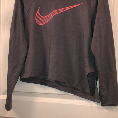 Nydelig Nike sporty skrå genser i størrelse Medium dame