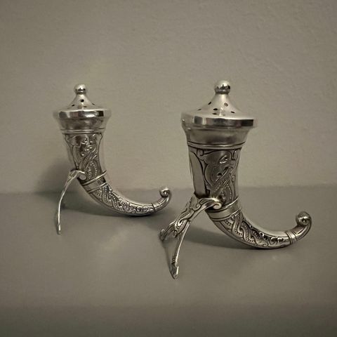 Salt- og pepperbøsse/salt horn/viking horn  dragestil i sølv!