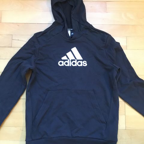 Flott Adidas hettegenser str. 13-14 år selges!