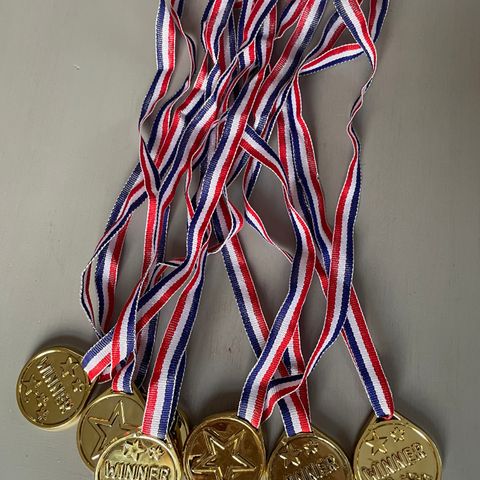 7 diplomer, medaljer. Passer til bursdag, feiring, konkurranser etc