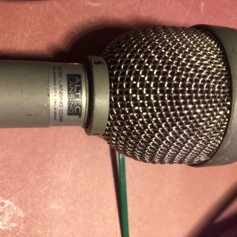 En vintage microfon Altec Lansing , en mic Jelosi, en mic Sansui