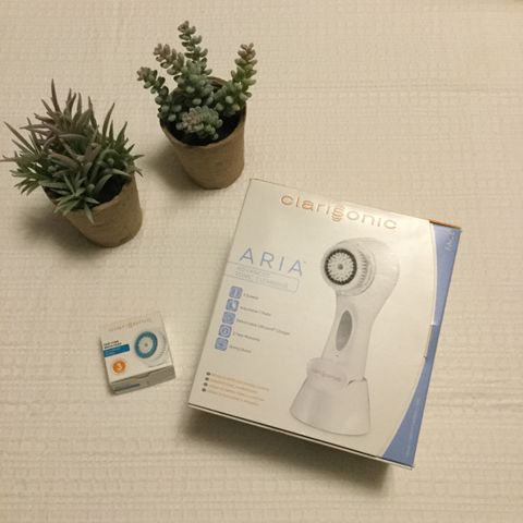 Clarisonic Aria med ekstra børstehode.