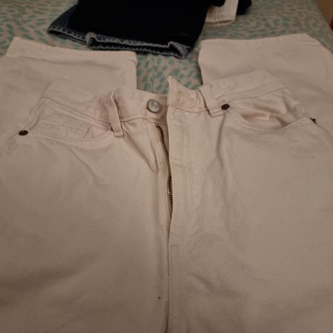 MONKI hvite bukser selges billig!